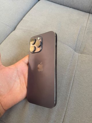 iPhone 14 Pro Max con accessori