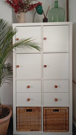 Mueble Kallax Ikea con cestas y pomos