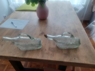 2 decantadores antiguos de vidrio con asa