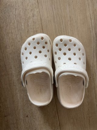 Zuecos blancos de plástico