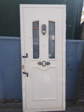 Puerta aluminio con detalles bronce