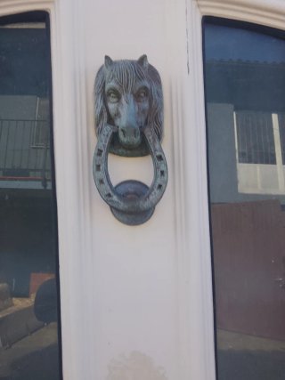 Puerta aluminio con detalles bronce