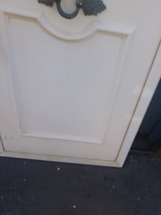 Puerta aluminio con detalles bronce