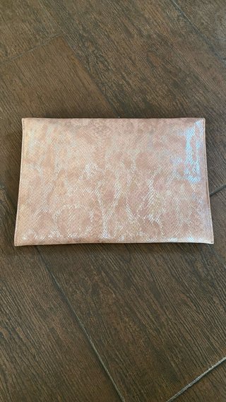 Bolso de mano rosa y dorado