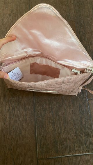 Bolso de mano rosa y dorado