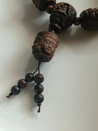 Bracciale Buddista con Teste Intagliate