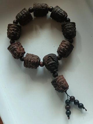 Bracciale Buddista con Teste Intagliate