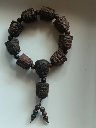 Bracciale Buddista con Teste Intagliate