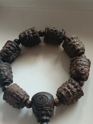 Bracciale Buddista con Teste Intagliate