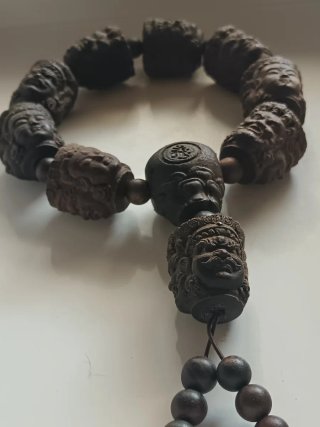 Bracciale Buddista con Teste Intagliate