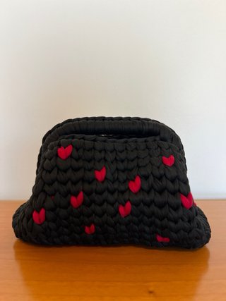 Clutch nera con cuoricini rossi