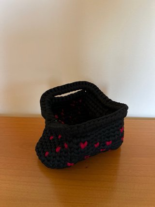 Clutch nera con cuoricini rossi