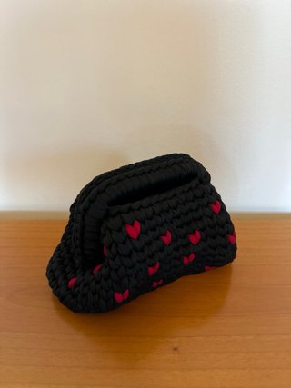 Clutch nera con cuoricini rossi
