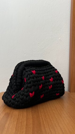 Clutch nera con cuoricini rossi