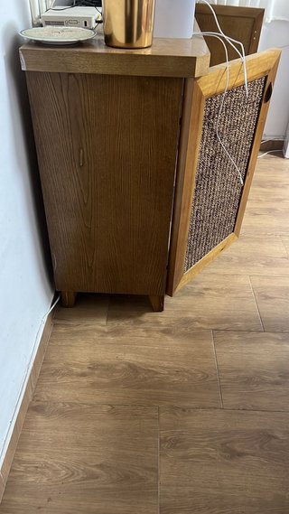 Mueble de madera con cajones y puertas