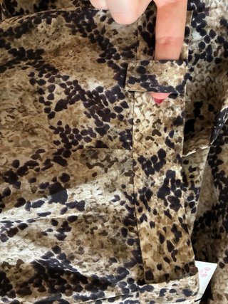 Pantalón Zara estampado serpiente Talla M