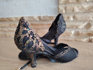Zapatos de baile negros con detalles dorados