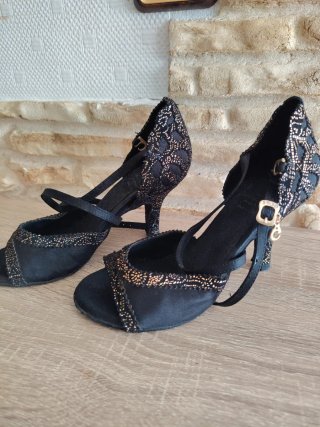 Zapatos de baile negros con detalles dorados