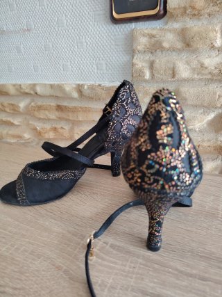 Zapatos de baile negros con detalles dorados