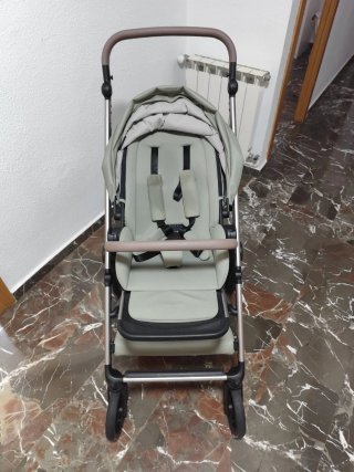 Carro de bebé verde
