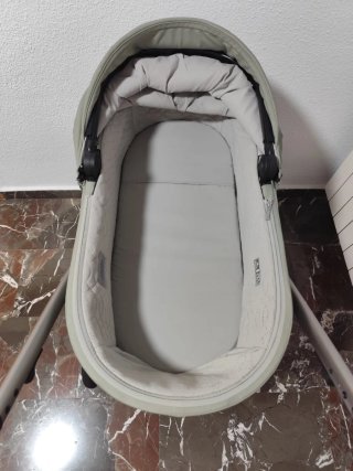 Carro de bebé verde
