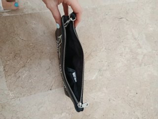 Bolso de mano negro con correa