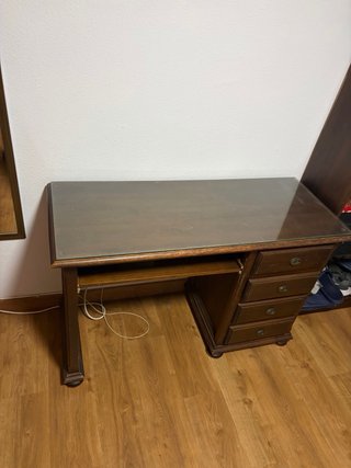 Escritorio de madera con cristal