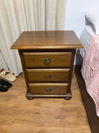 Escritorio de madera con cristal