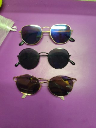 Gafas de sol doradas y negras