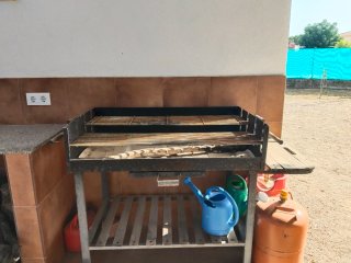 Barbacoa de carbón con estantes