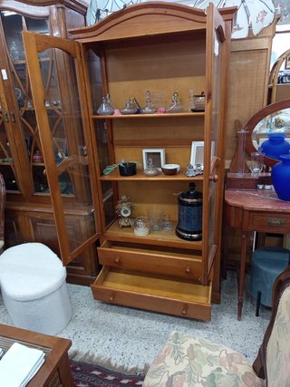 Vitrina de madera maciza con puertas de cristal