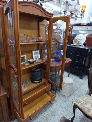 Vitrina de madera maciza con puertas de cristal