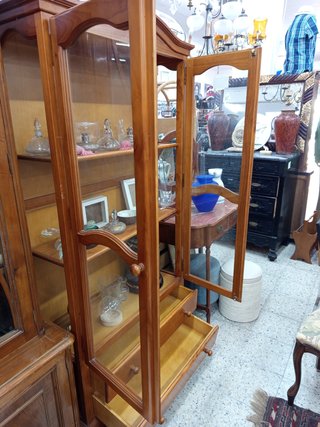 Vitrina de madera maciza con puertas de cristal