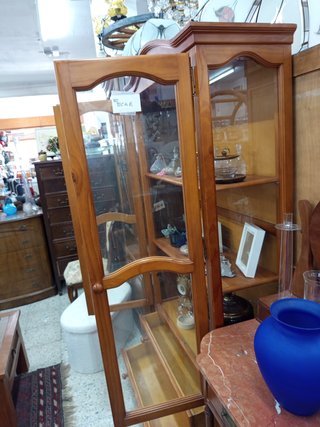 Vitrina de madera maciza con puertas de cristal