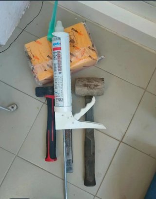 Martillo, cincel , maza goma, pistola silicona etc
