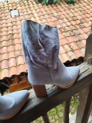 Botines camperos azules con cremallera