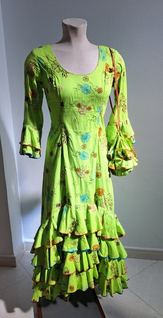 TRAJE DE FLAMENCA VERDE LIMA CON BORDADOS