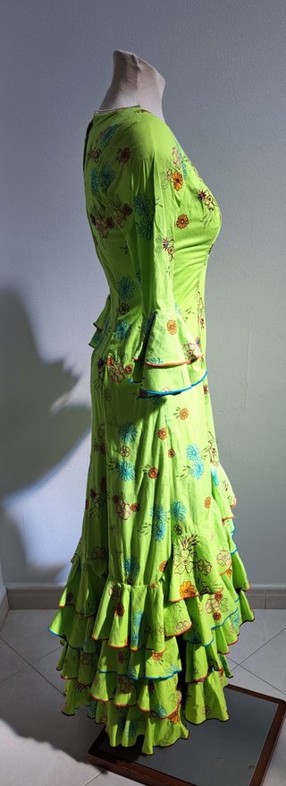 TRAJE DE FLAMENCA VERDE LIMA CON BORDADOS