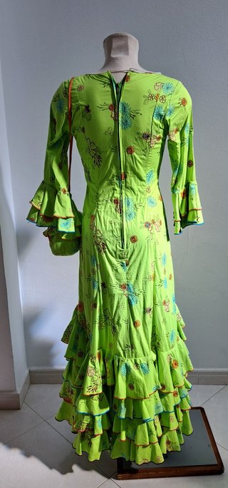TRAJE DE FLAMENCA VERDE LIMA CON BORDADOS