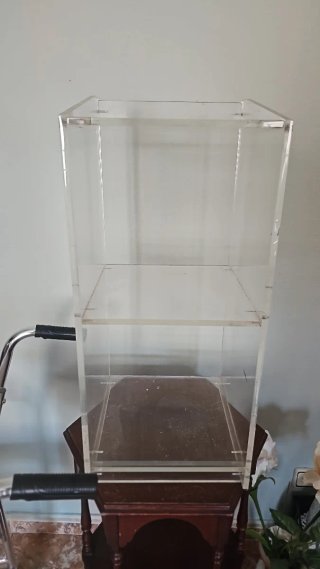 Mesa auxiliar de metacrilato transparente