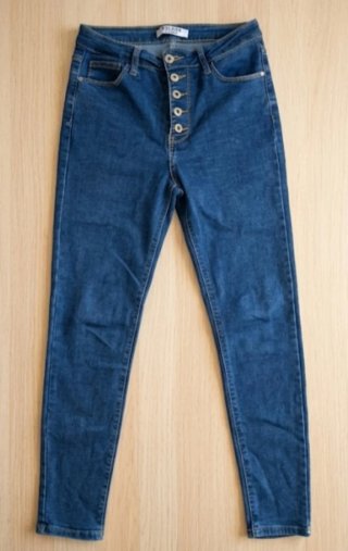 Pantalón vaquero azul con botones
