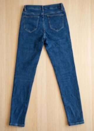 Pantalón vaquero azul con botones