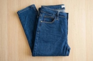 Pantalón vaquero azul con botones