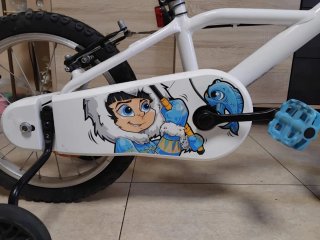 Bicicleta infantil blanca con ruedines