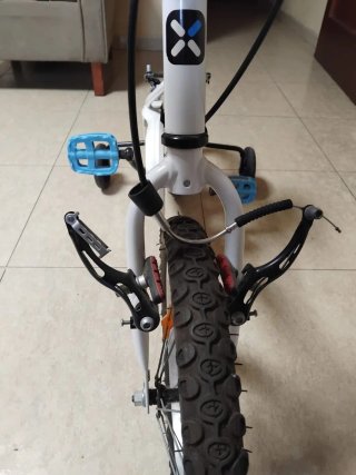 Bicicleta infantil blanca con ruedines