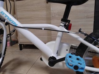 Bicicleta infantil blanca con ruedines