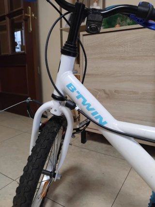 Bicicleta infantil blanca con ruedines