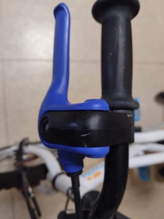 Bicicleta infantil blanca con ruedines