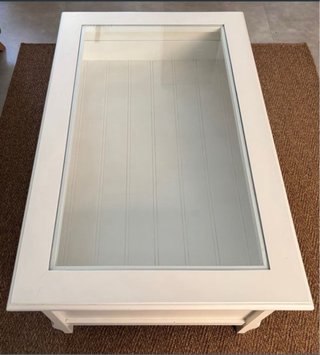 Mesa de centro blanca con tapa de cristal
