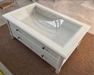 Mesa de centro blanca con tapa de cristal
